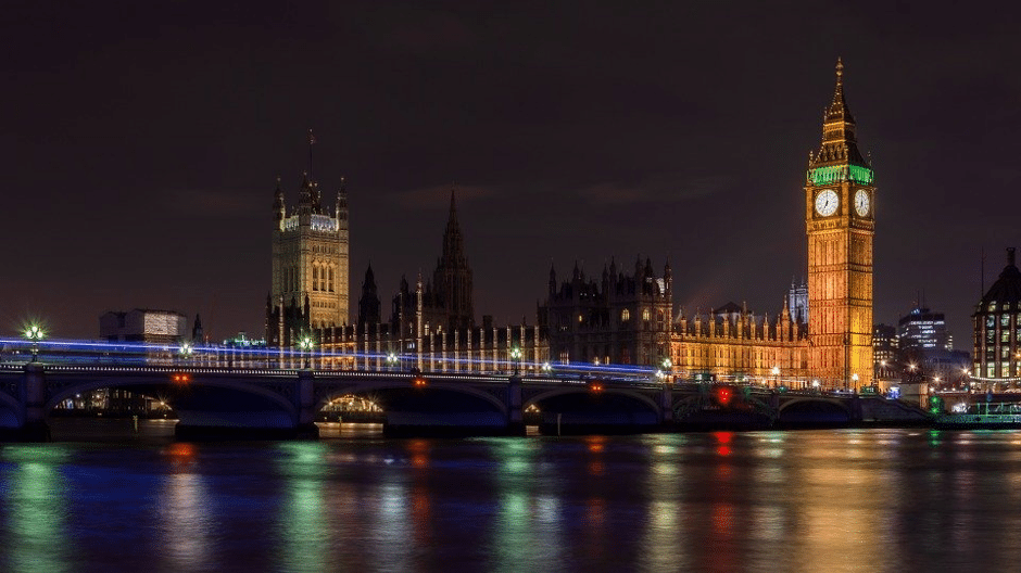 הביג בן וגשר לונדון בשעת לילה