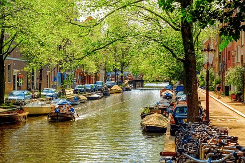 אחת מתעלות המים באמסטרדם