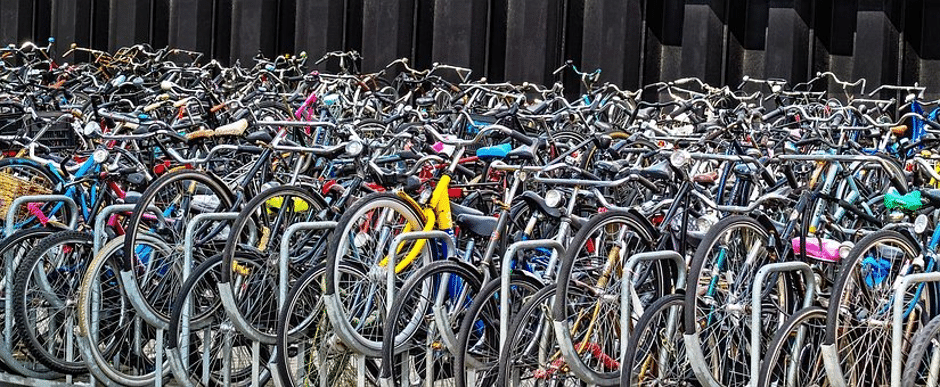 חניית אופניים באמסטרדם – כלי התחבורה המרכזי בעיר