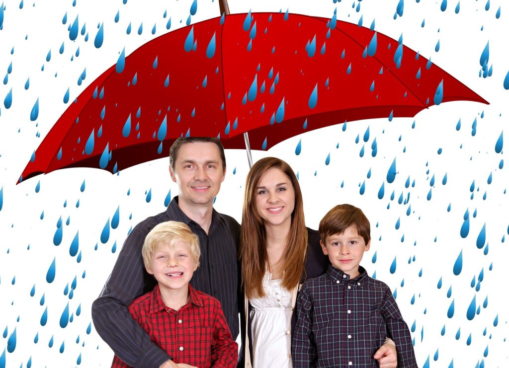 משפחה מתחת למטרייה